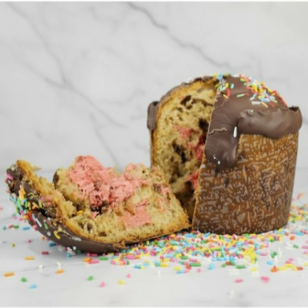 🧁 Ingredientes: Massa: farinha de trigo enriquecida com ferro e ácido fólico, gotas de chocolate, açúcar, cacau em pó, óleo vegetal, glucose, amido, emulsificante lecitina de soja (INS322), estabilizante mono e diglicerídeos de ácidos graxos (INS471), aromatizantes, corante natural beta caroteno, proteína de cálcio (INS282). Cobertura: açúcar, gordura vegetal, cacau em pó, emulsificante lecitina e poliglicerol polirricinoleato, aromatizante. Recheio: açúcar, oleína de palma, maltodextrina, gordura vegetal hidrogenada, sal, emulsificantes lecitina e poliglicerol polirricinoleato, corantes amarelo crepúsculo FCF, eritrosina e dióxido de titânio, acidulante ácido cítrico e aromatizantes. ⚠️ Alérgicos: Contém derivados de soja e de trigo. Pode conter derivados de centeio, cevada, castanhas, nozes e amendoim. Contém glúten. Pode conter leite.