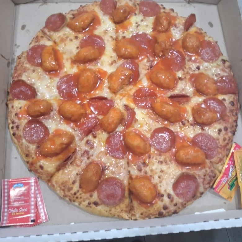 Pizza de Pepperoni con Boneless Grande