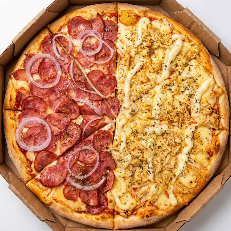 Deliciosa pizza grande artesanal 8 fatias, metade calabresa e metade Frango com Catupiry.
1/2 Pizza Calabresa - Pizza artesanal, molho especial, mussarela, calabresa, cebola e orégano.
1/2 Pizza Frango com Catupiry - Pizza artesanal, molho especial, frango desfiado, requeijão cremoso e orégano.