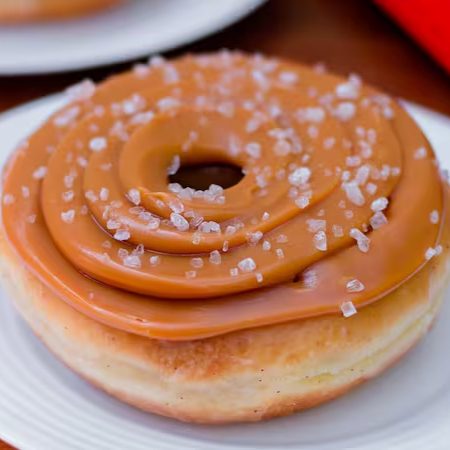 Donut coberto de Brigadeiro de caramelo e um toque de flor de sal Alérgicos: Contém Canela na produção.