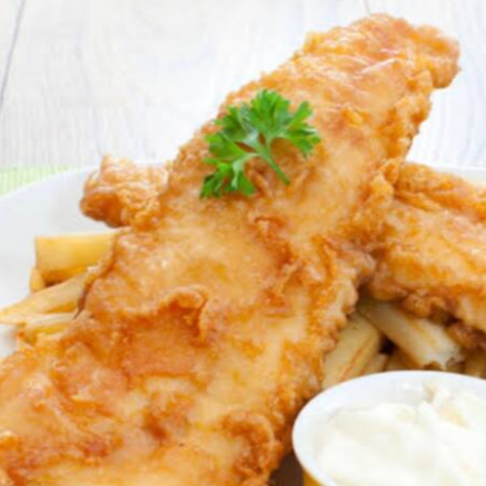 Um suculento filé de peixe a milanesa.