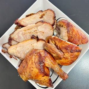 Meio Frango Assado + Meia Picanha Suina, serve ate 6 pessoas.