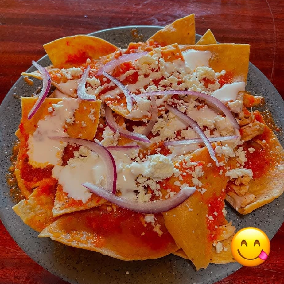 Chilaquiles Rojos con Pollo