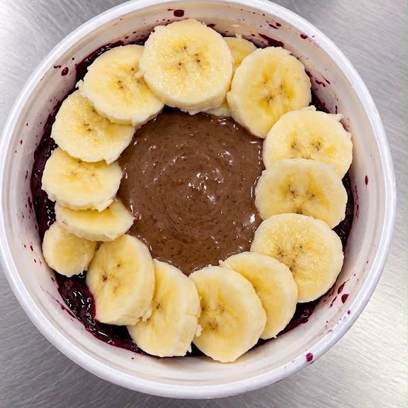 Açaí tradicional com creme de Avelã no meio e banana em volta