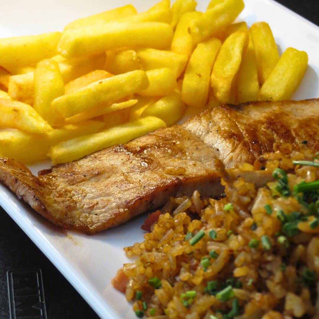 ARROZ WOK + CARNE DE CERDO CON PAPAS FRANCESAS