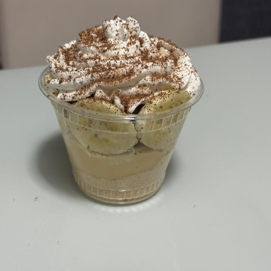 biscoite, creme de ninho, banana, doce de leite e finalizado no chantininho