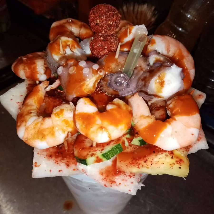 michelada de camarón, pulpo y cuero.