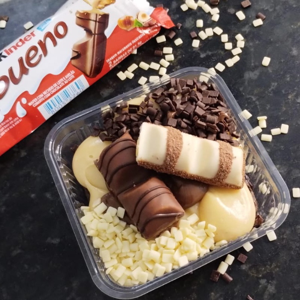 Mini brownie super macio e chocolatudo, coberto com brigadeiro de leite Ninho cremoso, nutella e finalizado com kinder bueno. Pequeno no tamanho, gigante no sabor — impossível pedir só um! ---------tags-------------------------- Doces, bolos, brigadeiro, docinhos, kit festa, Bolo de Pote, Chocolate, Morango, Sobremesa, Nutella, Copo da felicidade, Brownie, cake, Bombom, Bolo vulcão, Banoffe, Pudim, Pão de mel , ferrero rocher, cheese cake, Cupcake, Cone Trufado, Coca cola, Guaraná Antártica, Entrega Grátis, Pistache