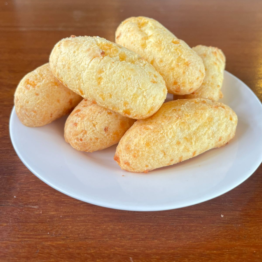 Biscoito dourado e irresistível com três queijos especiais: Canastra, parmesão e provolone.