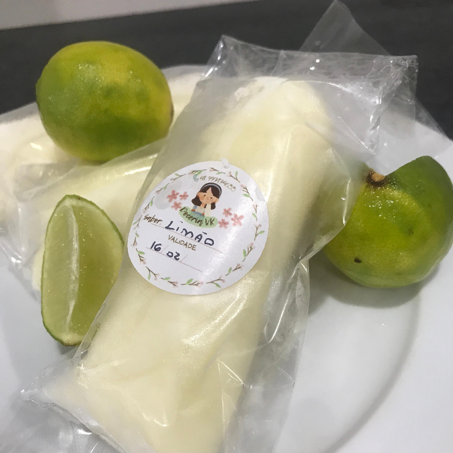 Geladinho gourmet artesanal sabor Mouse de limão, cremoso na medida certa e com aquele toque especial. Aproximadamente 120g de uma experiência deliciosa. Contém: Creme de leite, leite em pó, leite condensado, leite, liga neutra e limão taiti.