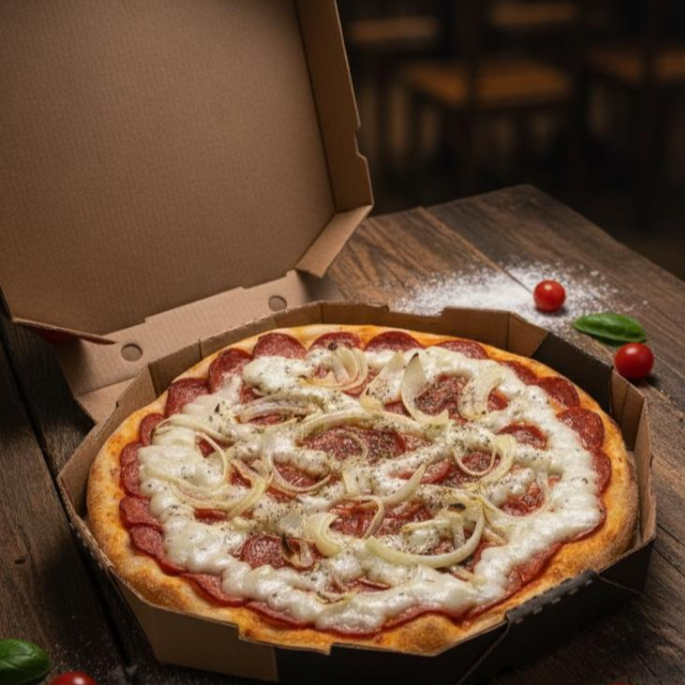 Calabresa, molho, cebola, catupiry e orégano.