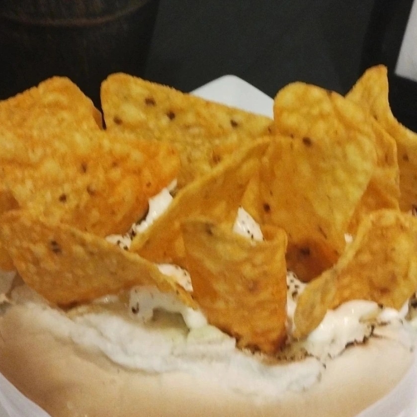 Acompanhamentos: Salsicha, Milho, tomate, azeitona e batata palha. Adicional: Carne moída R$ 3,00