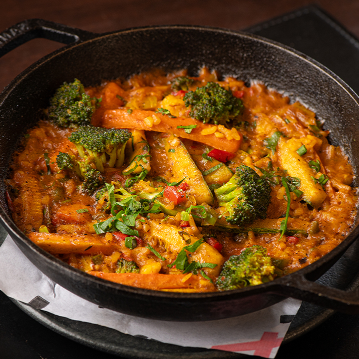 Arroz com legumes grelhados ao açafrão, temperado com o frescor do Mediterrâneo – a paella vegana perfeita.