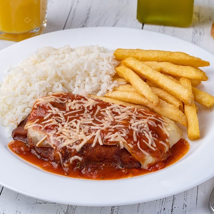 Prato Executivo com Alcatra à parmegiana, empanada e suculenta, coberta com molho de tomate e queijo derretido. Acompanha arroz branco soltinho e fritas crocantes, formando uma refeição completa, saborosa e irresistível.