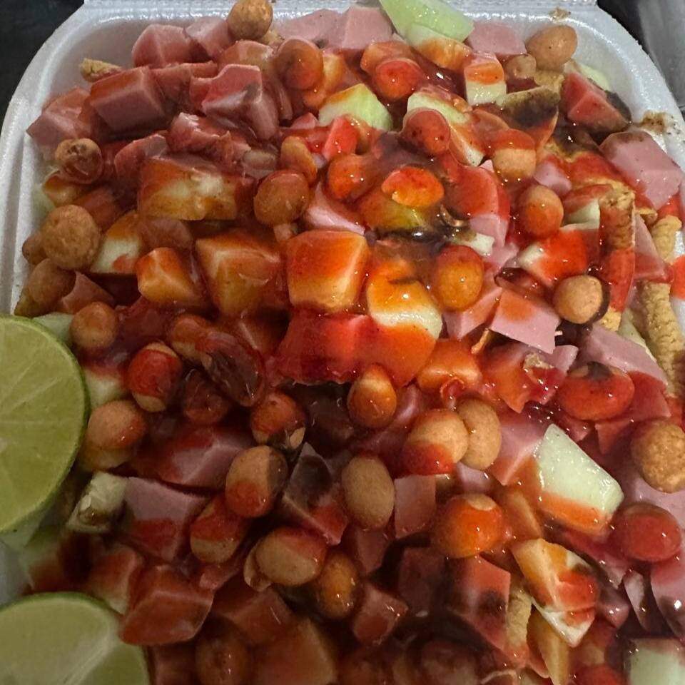 MEGA CHAROLA DE TOSTITOS CON CEVICHE DE SALCHICHA