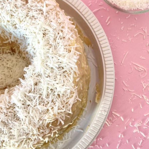 massa artesanal feira com coco, cobertura de coco , serve de 6 a 8 pedacços