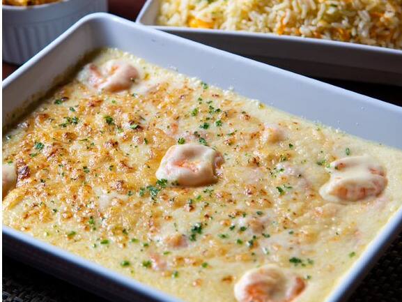 Camarões flambados coberto com molho Catupiry. Acompanha arroz de cenoura e batata palha.Tamanho do camarão nesse prato: 18g.