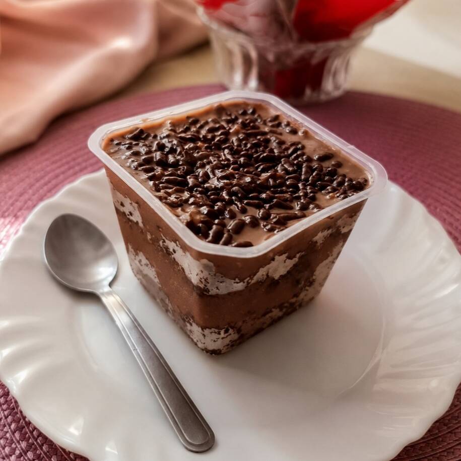 Bolo de Chocolate, massa de chocolate 50% cacau, molhadinha, super fofinha e recheada com brigadeiro gourmet , finalizado com chocolate granulado ao leite.