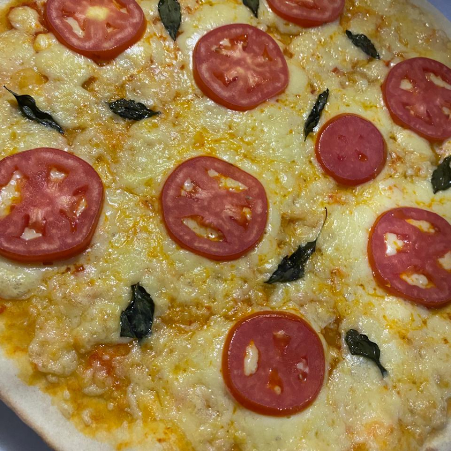 Massa artesanal, Molho artesanal, mussarela, tomate, manjericão e orégano.