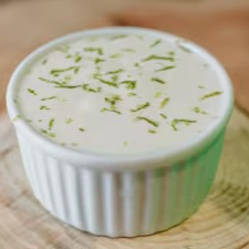 Delicioso e cremoso 'Sour Cream' . Nosso 'Sour Cream' é feito a partir de ingredientes frescos, proporcionando uma cremosidade ímpar e um sabor suave e característico que eleva qualquer prato a um novo patamar de sabor. Ele é o complemento perfeito para um variado leque de pratos, adicionando uma nota de frescor e um toque de sofisticação.