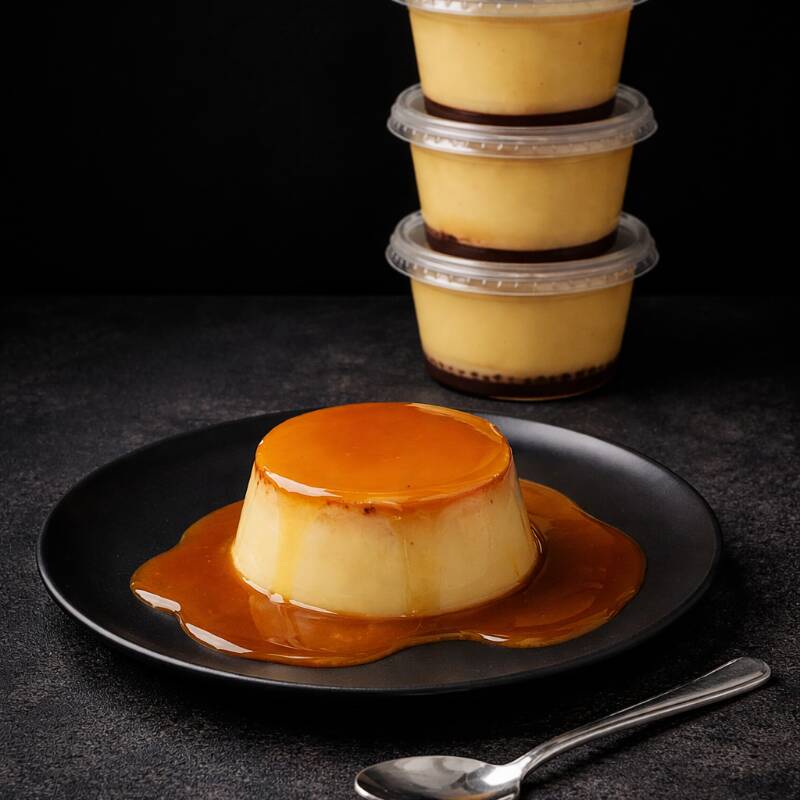 Pudim artesanal mini, feito com receita tradicional, textura super cremosa e calda de caramelo no ponto certo. Um doce leve, delicado e perfeito para finalizar sua refeição.