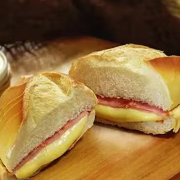 Misto Quente em oferta do mês — quentinho, crocante e cheio de sabor!