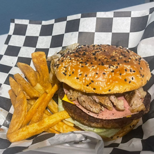 Hamburguesa con carne asada y papas