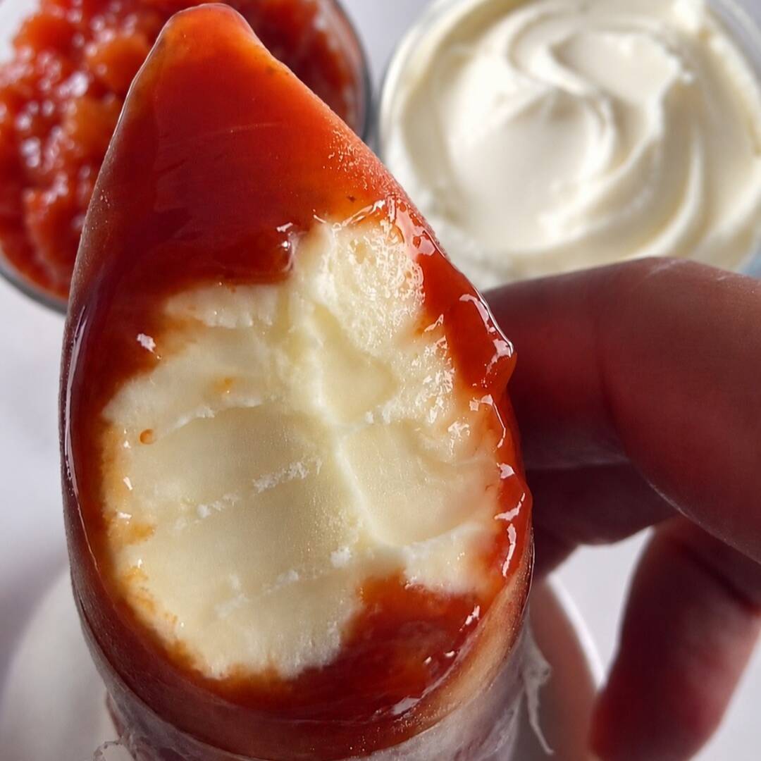Nosso geladinho gourmet Romeu & Julieta tem uma base super cremosa de queijo com aquele doce de goiabada do começo ao fim de cada mordida.
