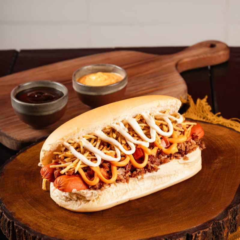 Pão prensado na chapa com 2 salsichas(PERDIGÃO), maionese, bacon com cheddar cremoso, batata palha e para finalizar cream chesse cremoso que da um toque especial.