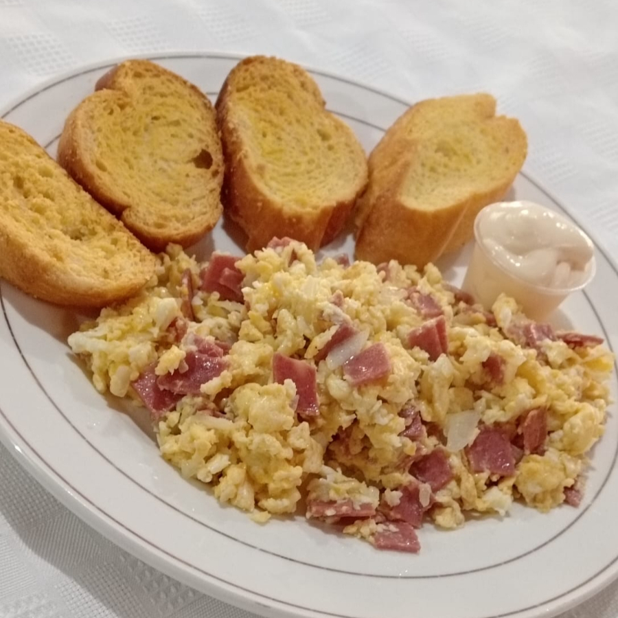 Tostadas más Huevos con Jamón