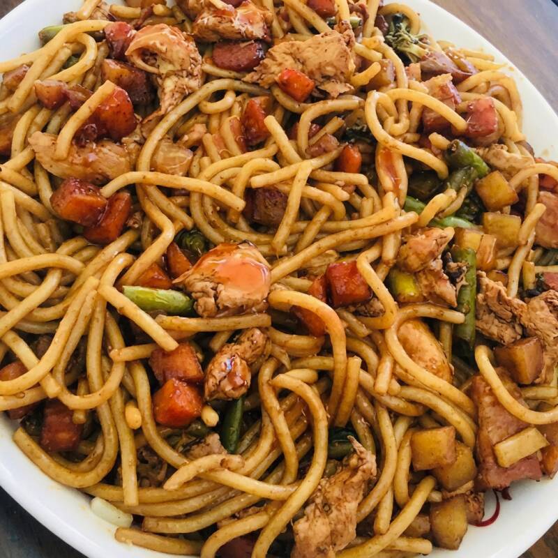 Macarrão na Chapa Sabor Inigualável, Uma combinação perfeita de sabores e texturas que vai te surpreender, uma explosão de sabor feita na hora com ingredientes frescos de alta qualidade, incluindo macarrão espaguete, cebola, calabresa, bacon, frango, milho, molho shoyu e muçarela. O molho shoyu adiciona um toque especial e um sabor irresistível que vai te fazer querer mais. Peça agora e se surpreenda com esse macarrão na chapa.