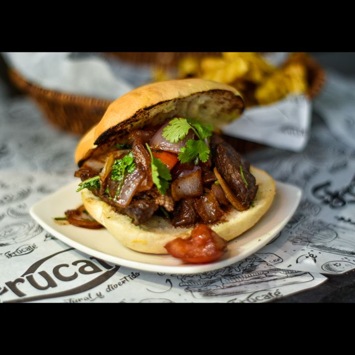 Pan con Lomo Saltado
