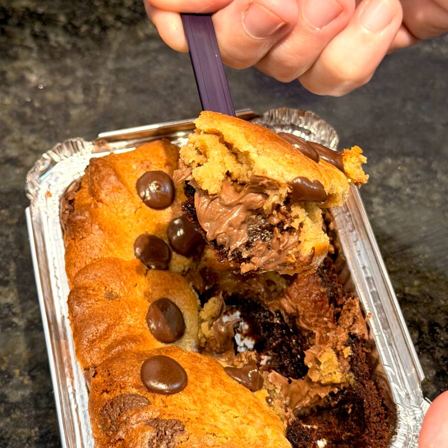 Brookie na Marmitinha — versão creme de avelã Brownie + cookie com recheio de creme de avelã. Pra quem gosta de exagerar no sabor. 🤎 Peso aprox. 160g - Serve 1 pessoa.