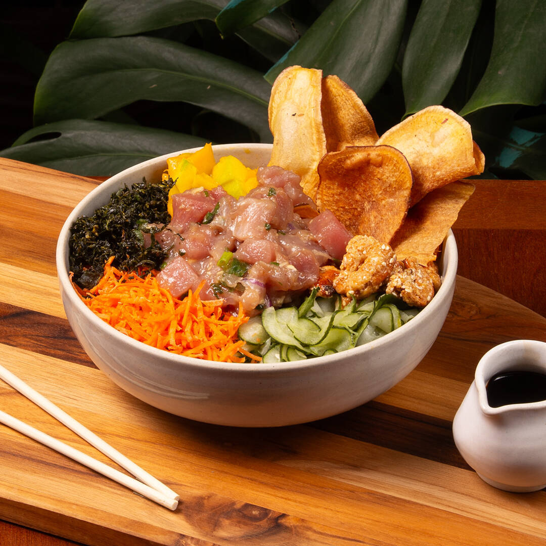 Atum, arroz japonês temperado (shari), manga, sunomono, cenoura, castanha de caju caramelizada com gergelim, crisp de couve e chips de batata doce. Molho Let's Poke. Não fazemos troca de itens nos pokes do chef.