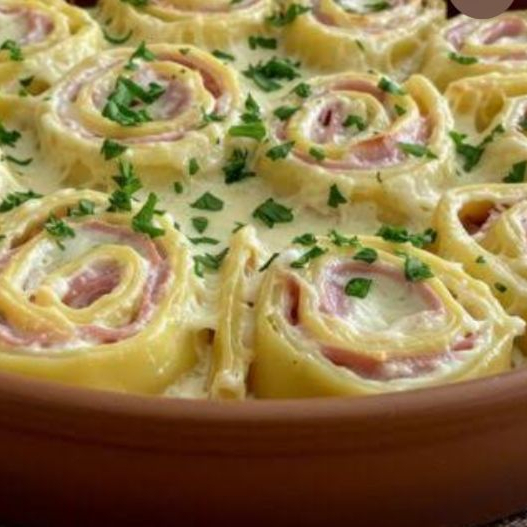 Marmita P - Presunto e queijo c/ molho vermelho ,arroz, batata frita e salada