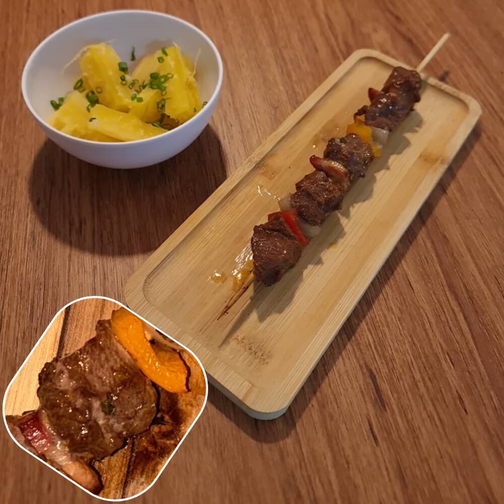 Espeto do miolo da alcatra bovina com cebola, bacon e pimentão, com mandioca.