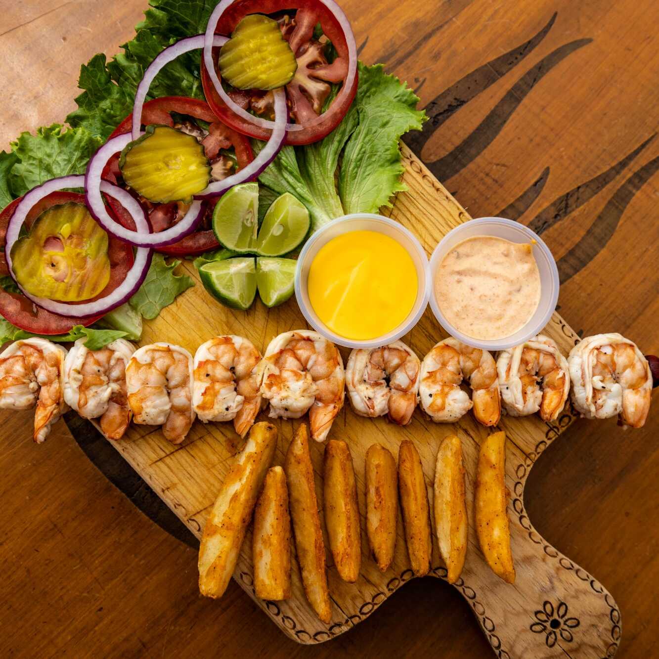 brocheta de camarones