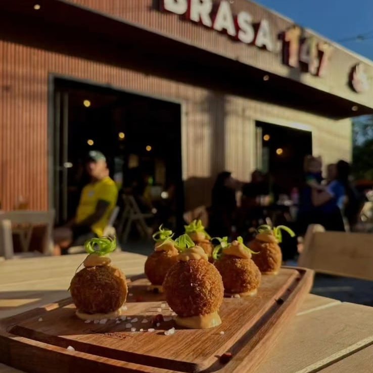 Bolinho de costela defumada e assada, desfiada e envolvida em massa artesanal de trigo, leite e manteiga. Acompanhada maionese de páprica defumada.