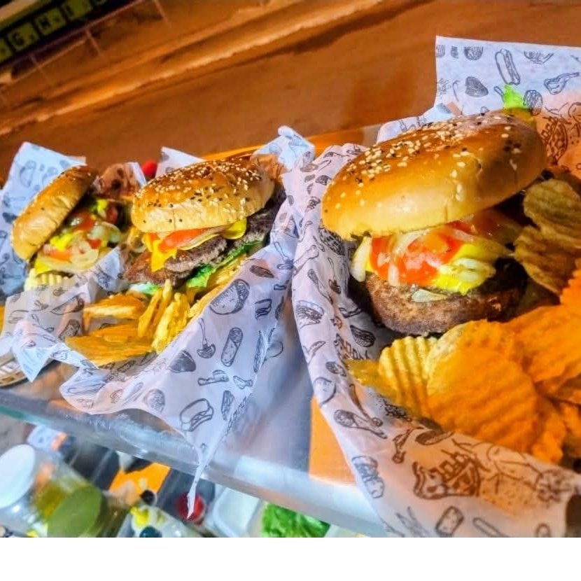 BURGUER DE ARRACHERA Y 2 DOGO CHICO