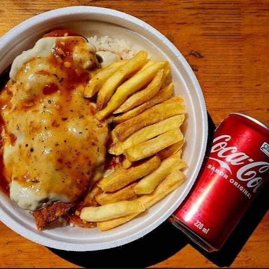 Combo com 01 Marmita com delicioso filé de frango à parmegiana acompanhado de arroz branquinho soltinho, feijão em caldo e batata frita sequinha + Coca-Cola Lata 350 ml Marmita P (500 ml), aprox. 400 gramas, serve 01 pessoa