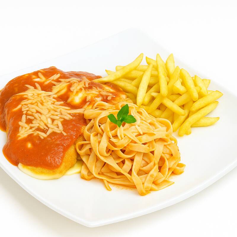 Acompanha fettuccine ao molho pomodoro e batata frita.