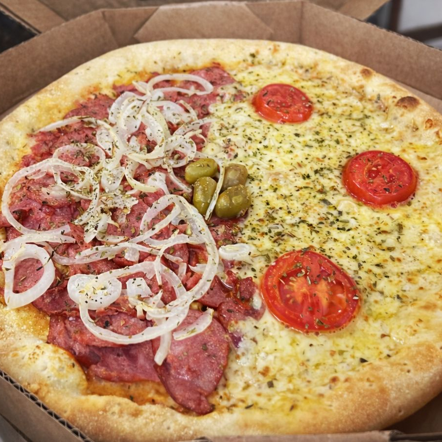 Molho tradicional, metade calabresa fatiada seara defumada em rodelas, cebola em rodelas, metade mussarela três marias com rodelas de tomate, azeitonas, finalizada com orégano