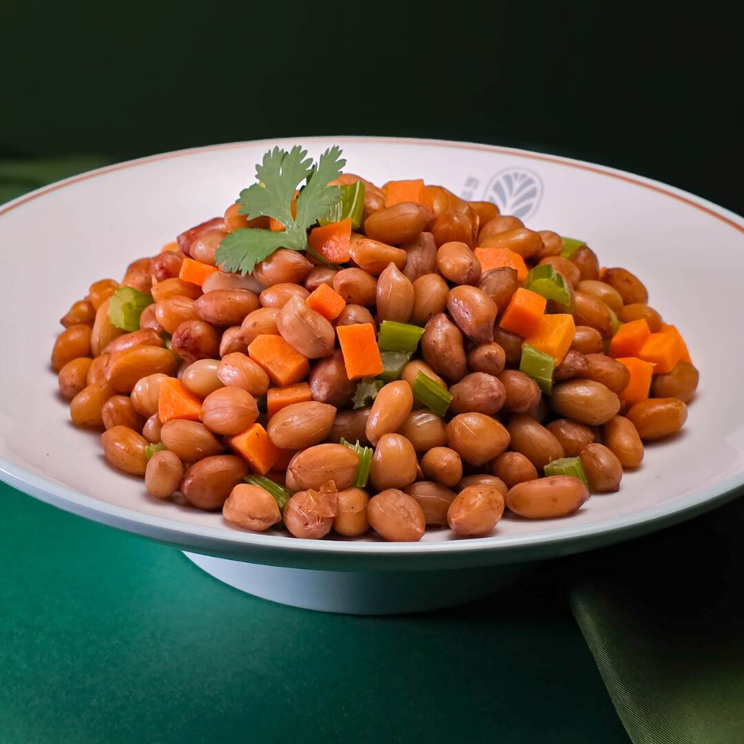 Amendoim com cenoura em cubos, cebolinha anis e sichuan.