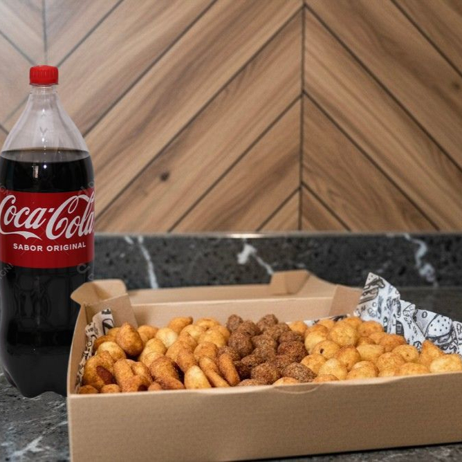 Combo de Salgadinhos Mistos – 15g cada Delicie-se com uma seleção irresistível de mini salgadinhos feitos com carinho e qualidade! Cada unidade pesa 15g e o combo vem com sabores variados, ideal para quem ama experimentar de tudo um pouco: Coxinha cremosa Queijo & Presunto Enroladinho de Salsicha Queijo Kibe crocante Risole de Carne Calabresa Não curte algum sabor? Sem problema! É só informar nas observações que a gente personaliza pra você.