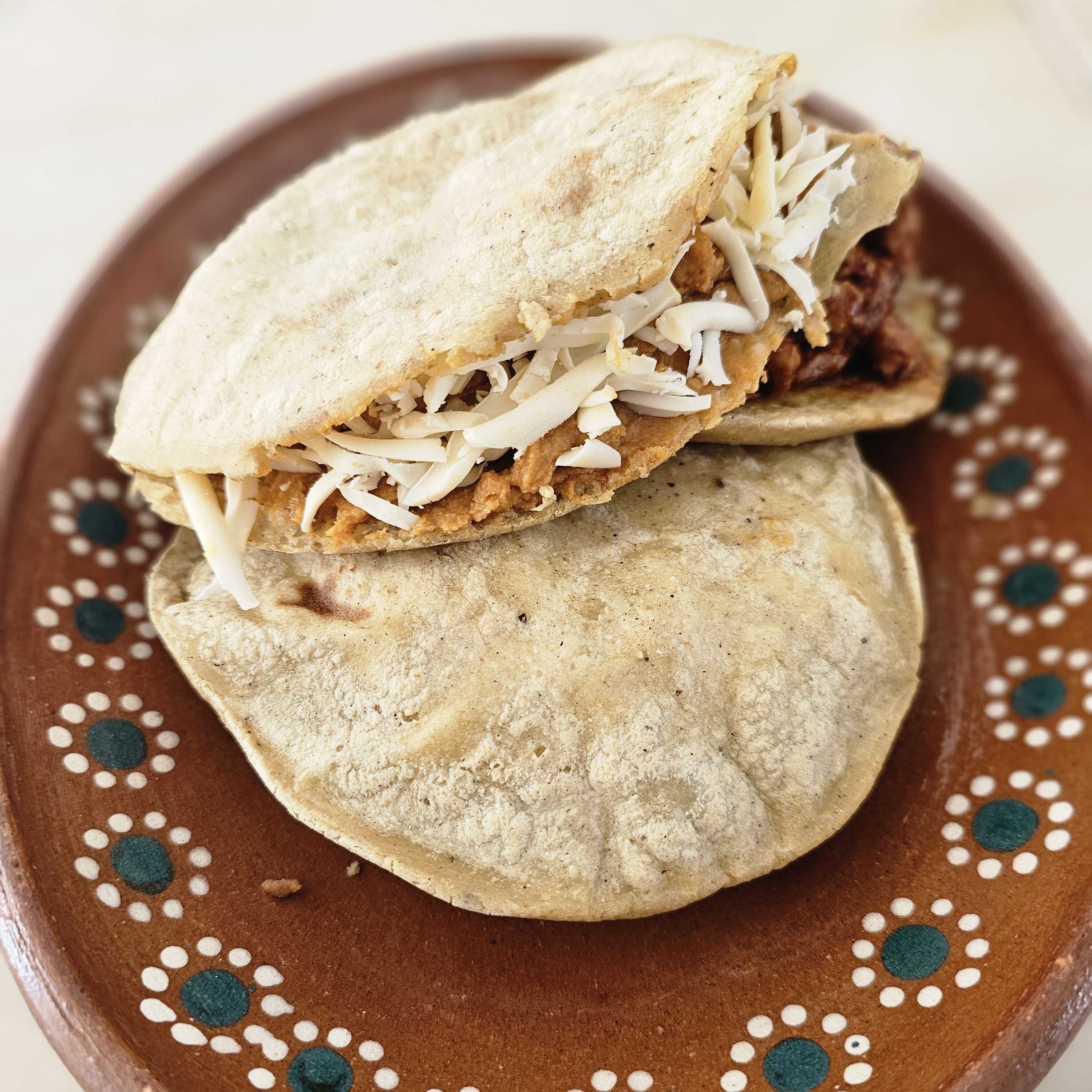 Gordita Chica Frijoles con Queso