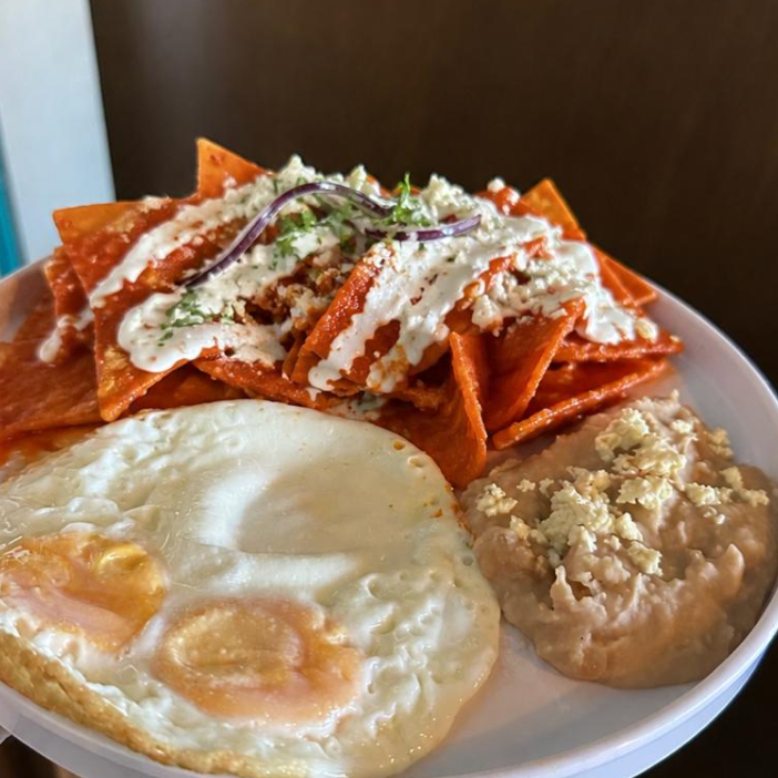 Chilaquiles Rojos con Huevo