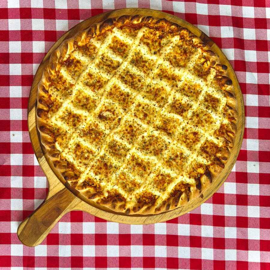 Molho de Tomate, Muçarela Fooms, Frango Desfiado, Catupiry, Orégano