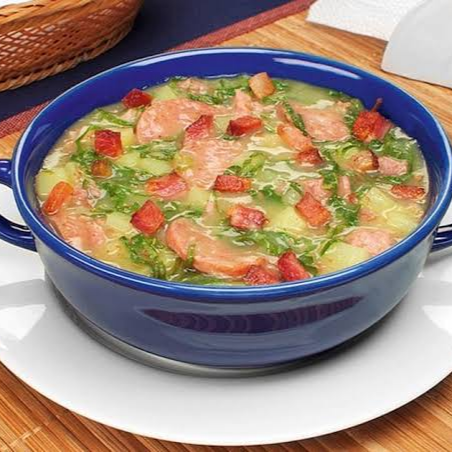 Caldo tradicional de batata com couve e linguiça. Acompanha torradinhas.