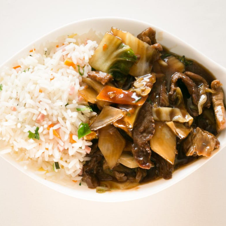 carne bovina fatiada com acelga, repolho, couve- flor, cenoura, brócolis, cebola, pimentão temperado ao molho shoyo.