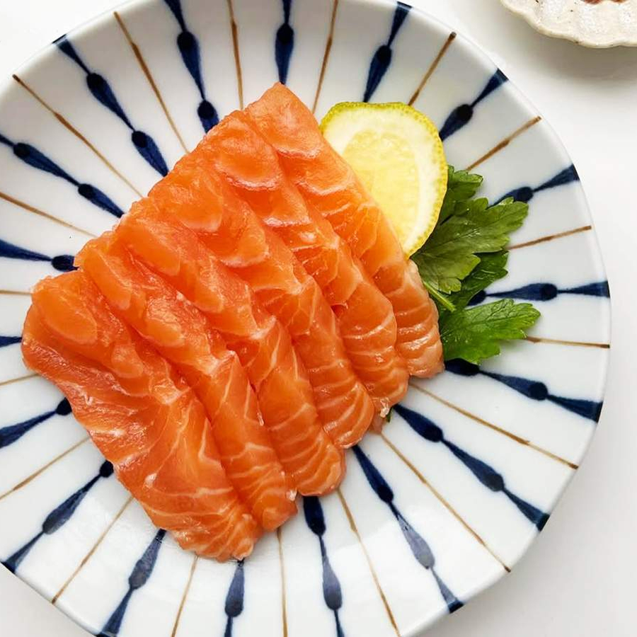 Quinze lâminas de sashimi de salmão, ideal para compartilhar ou para quem deseja uma experiência completa de sashimi. Frescor e sabor em cada pedaço.